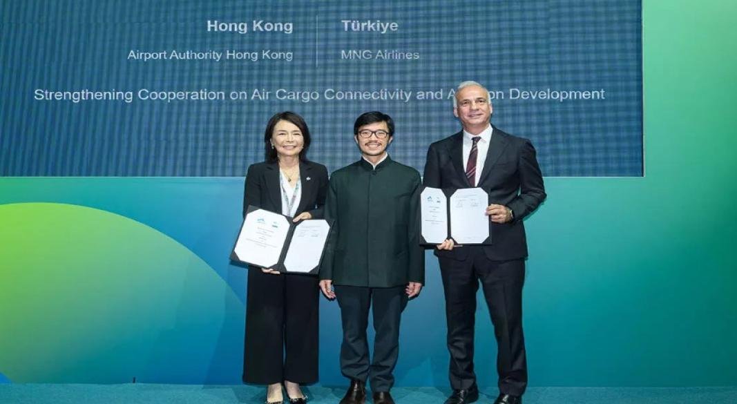 Vivian Cheung, CEO of AAHK, exchanges the signed MoU with Ali Sedat ÖZKAZANÇ, CEO of MNG Airlines